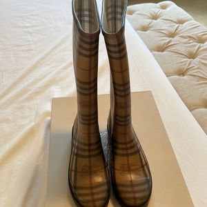 Like new authentic Burberry rain boots with box